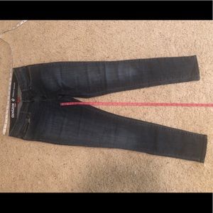 Size 6 stretchy Denizen skinny jeans